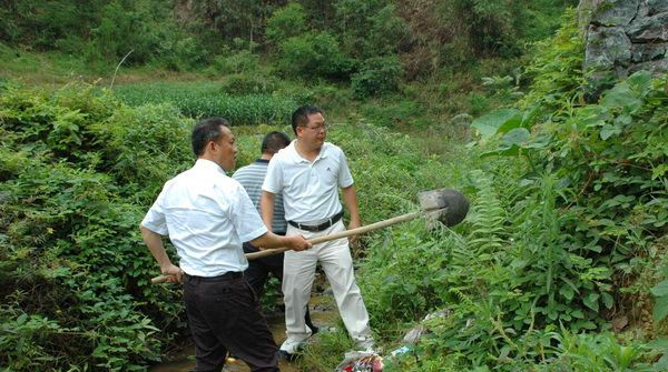 自治县党委副书记、县长蓝飞宁（左一）在燕洞乡参与清洁活动。
